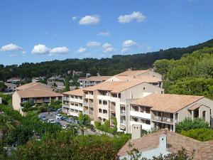 un grupo de edificios de apartamentos con aparcamiento en Saint Cyr-sur-mer la Madrague les AÏgues Marines, en Saint-Cyr-sur-Mer