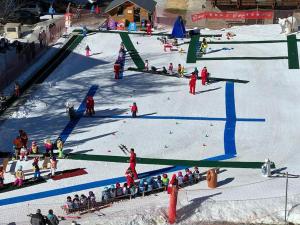 un groupe de personnes sur une piste de ski dans la neige dans l'établissement 4 pers, pied des pistes, WIFI, Netflix, Lave-vaisselle, à Les Deux Alpes