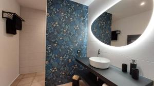 een badkamer met een wastafel en een spiegel bij Maison Catalina in Gignac +56 foto's