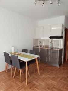 cocina con mesa y sillas en una habitación en Apartmani Cindrić en Stara Baška