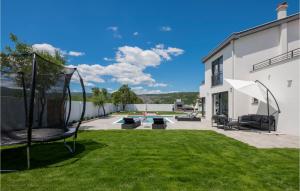 Κήπος έξω από το Stunning Home In Donji Prolozac +27 φωτογραφίες