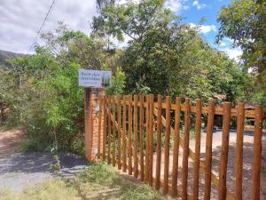 卡彭鎮的住宿－Beco das Garrafas，木栅栏,上面有标志