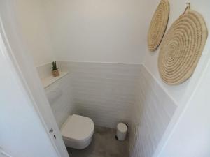 a small bathroom with a toilet in the corner at Vue mer à couper le souffle - nouveau entièrement rénové in Cannes