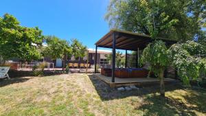 un cenador en el patio de una casa en Agradable casa con Tina de agua Caliente y Piscina, en Quillón