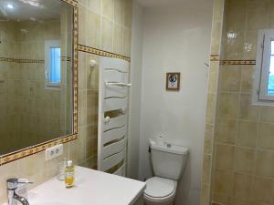 Koupelna v ubytování les-pepites-de-badou présentent Les Chênes Verts + 21 fotografií