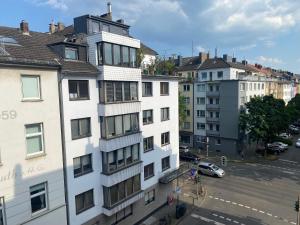 una vista aerea di un edificio in una città di Hotel Petite Königsallee SELF CHECK-IN a Dusseldorf