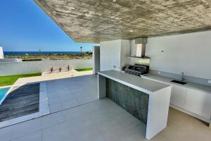 Kuchyň nebo kuchyňský kout v ubytování Ocean view Architectural Modern Villa