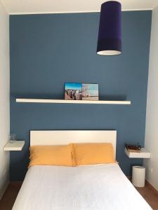 ein blaues Schlafzimmer mit einem Bett mit blauer Wand in der Unterkunft Blu Village 2 (MT) in Marina di Pisticci