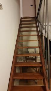 eine Treppe mit Holztreppen in einem Gebäude in der Unterkunft Appartamento tipico Toscano 4 posti letto a Rufina in Rufina