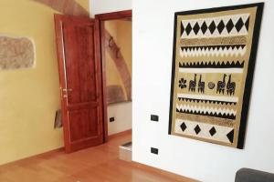 Zimmer mit Tür und Weinkeller in der Unterkunft Appartamento tipico Toscano 4 posti letto a Rufina in Rufina