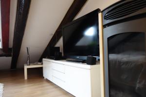 TV a/nebo společenská místnost v ubytování Mansarde Rive