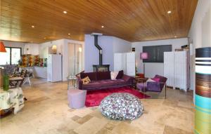 un soggiorno con divano e tavolo di Stunning Home In Montbrison Sur Lez With Kitchen a Montbrison-sur-Lez