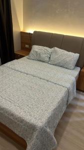 Una cama con dos almohadas encima. en Hyde Tower en Cebú