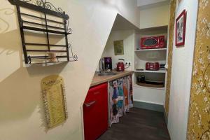 Una cocina o cocineta en Gîte de charme Autun'Home 8 fotos más