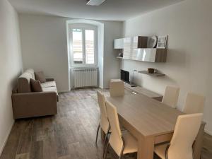 a living room with a wooden table and chairs at CASA VACANZE GINEVRA 1 in Trieste