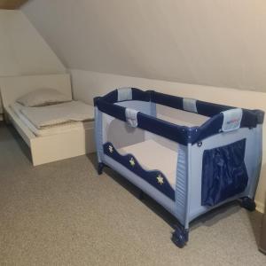 een blauw en wit stapelbed in een kamer bij Gesamte Unterkunft in Niestetal