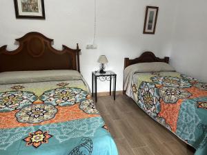2 nebeneinander sitzende Betten in einem Schlafzimmer in der Unterkunft El Salao in Olvera