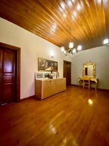 um quarto amplo com um tecto em madeira e uma mesa em Ulivo Hotel em Antalya