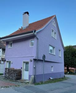 a purple house on the side of a street at Schwarzwald - Haus Luisa - charmantes Altstadthaus in Stühlingen