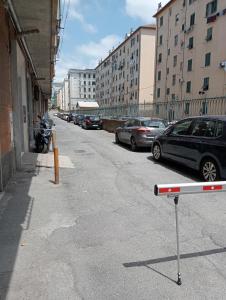 een straat met auto's aan de kant van de weg bij elios home in Genua