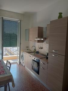 een keuken met een wastafel en een fornuis top oven bij elios home in Genua