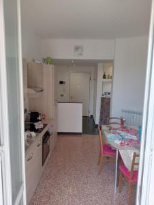 een keuken en eetkamer met een tafel en een tafel en stoelen bij elios home in Genua