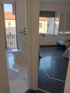 uitzicht op een kamer met een zieke vloer en een badkamer bij elios home in Genua