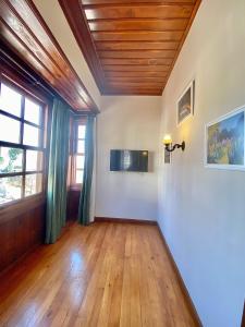 uma sala de estar com pisos de madeira e um tecto de madeira em Ulivo Hotel em Antalya