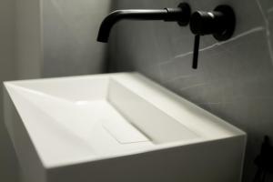 ein weißes Waschbecken in der Ecke eines Badezimmers in der Unterkunft E D E L H O F . R O O M in Jois