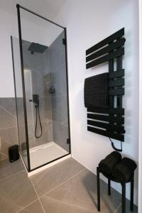 ヨイスにあるE D E L H O F . R O O Mのバスルーム(シャワー、椅子付)が備わります。