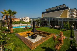 ein Hinterhof mit Feuerstelle und einem Gebäude in der Unterkunft Royalova Hotel in Yalova