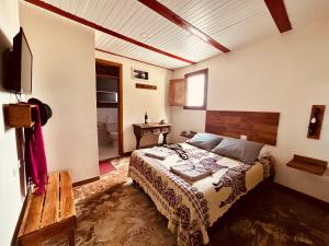 IntiLuna Hostel في سالنتو: غرفة نوم بسرير كبير في غرفة
