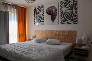 ein Schlafzimmer mit einem Bett mit zwei Kissen darauf in der Unterkunft Appartement nouveaux quartier Bologne à deux pas de Mosson, WiFi, climatisation et parking gratuit in Montpellier