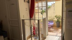 una mesa de cristal en una habitación con ventana en Le Goeland 1 avec terrasse au 1er étage sans ascenseur , proche plage en Toulon