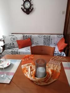 ein Wohnzimmer mit einem Tisch und einem Sofa in der Unterkunft Aunt Vaso Sweet Home in Ptolemaida