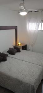 A bed or beds in a room at TAO 1 Primera línea de Playa VELILLA