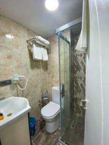 y baño con ducha, aseo y lavamanos. en FLORYA EXPRESS OTEL, en Estambul