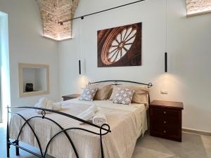 een slaapkamer met een groot bed en een schilderij aan de muur bij Suite La Basilica in Galatina