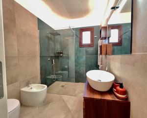 een badkamer met een witte wastafel en een toilet bij Suite La Basilica in Galatina