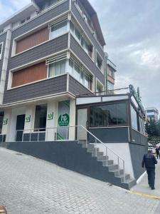 un hombre parado frente a un edificio en FLORYA EXPRESS OTEL, en Estambul