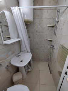 y baño con lavabo, aseo y ducha. en Apartments Djakonovic, en Ulcinj