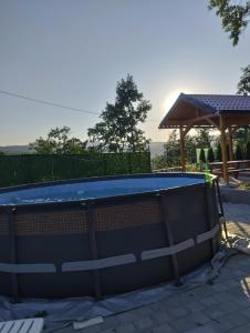 una piscina en un patio trasero con cenador en TRI KOLIBE, en Bor