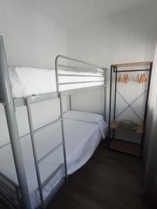 サン・ホセにあるHorrillo San Joséの二段ベッド2組が備わる客室です。