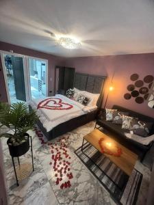 Mara Boutique Apartaments في أولدبيري: غرفة نوم بسرير وطاولة واريكة