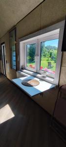 Pokój z dużym oknem z widokiem na dziedziniec w obiekcie BIRZI Parkside Lodge 