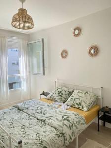 1 dormitorio con cama y ventana en Bel appart T2 idéalement situé, en Bondy