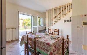 une salle à manger avec une table et un escalier dans l'établissement 2 Bedroom Cozy Home In Altopascio, à Altopascio