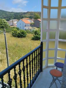 - Balcón con silla y vistas en CASA Beirada Monte y Playa, en Carnota