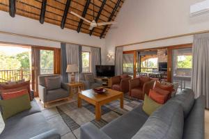 哈玆維尤的住宿－Kruger Park Lodge Unit No. 308，客厅配有沙发、椅子和桌子