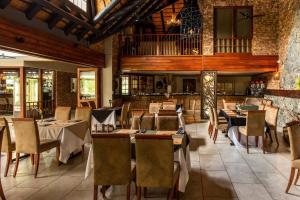 Kruger Park Lodge Unit No. 308 في هازيفيو: مطعم فيه طاولات وكراسي في الغرفة